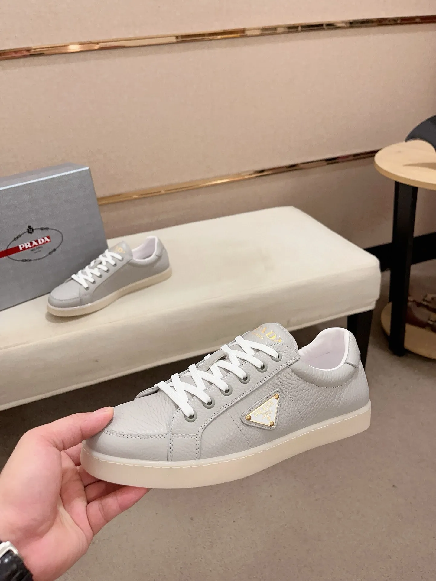 Men's shoes 💰 540💰 ✔️✔️✔️Higher version High-quality new PRADA (Prada) counters are launched at the same time. The new men's shoes and 😘 fabrics are made of high-tech glue-making technology. Lining: Full cowhide lining. 👍🏿 High-end ☄️ air-cushion molded anti-slip rubber outsole, exquisite lines, simple and elegant, comfortable and high-end for leisure travel. Code number: 38 to 44 (45 can be customized and cannot be returned or exchanged)